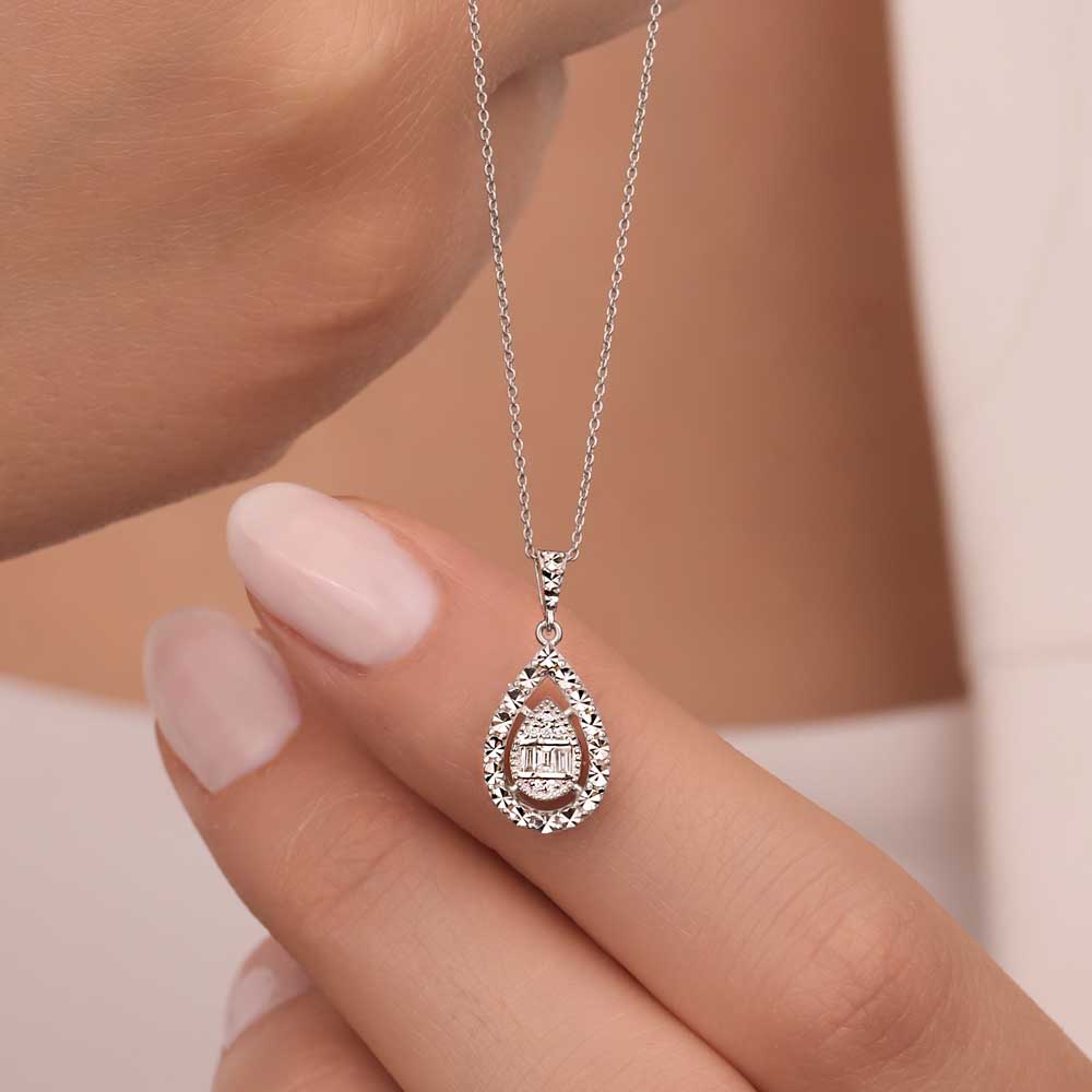 0,05 Karat Laboratuvar Pırlanta Kalem İşlemeli Damla Baget Kolye - FP02271
