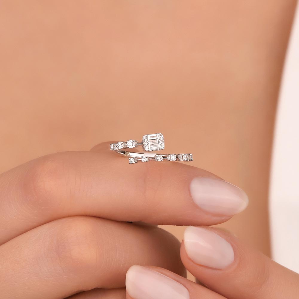 0,32 Karat Laboratuvar Pırlanta Özel Tasarım Prism Baget Yüzük - FP07878