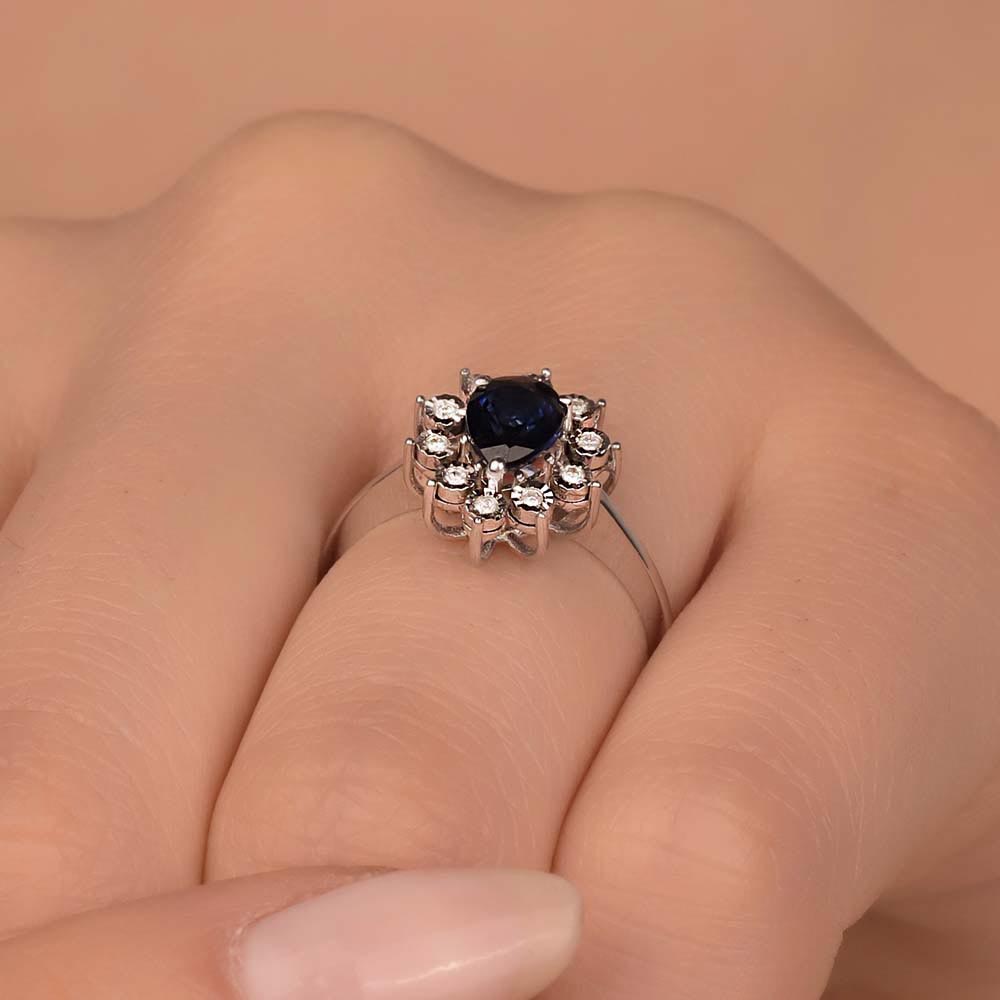 1,08 Karat Laboratuvar Pırlanta Kalem İşlemeli Damla Royale Safir Yüzük - FP02600