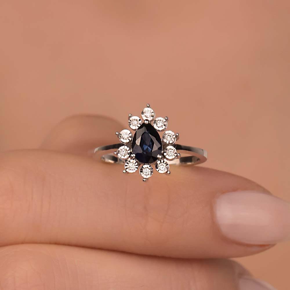 1,08 Karat Laboratuvar Pırlanta Kalem İşlemeli Damla Royale Safir Yüzük - FP02600