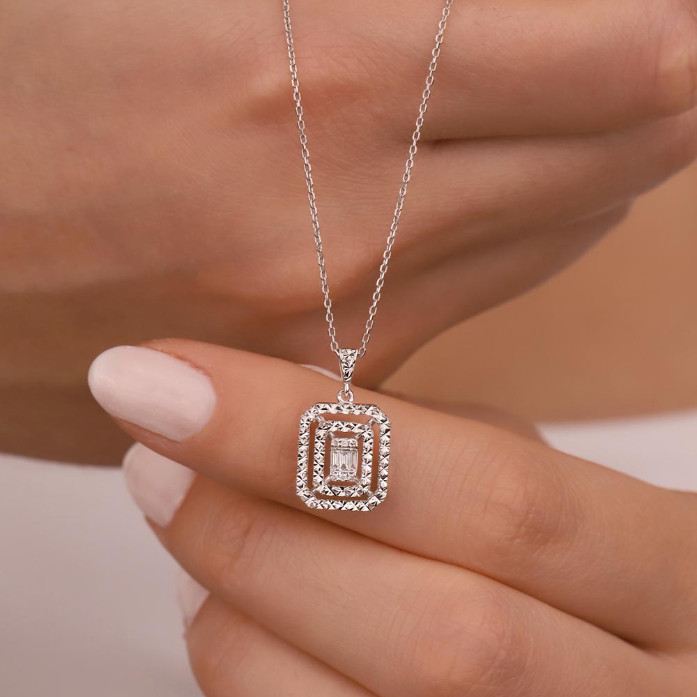 0,06 Karat Laboratuvar Pırlanta Kalem İşlemeli Baget Kolye