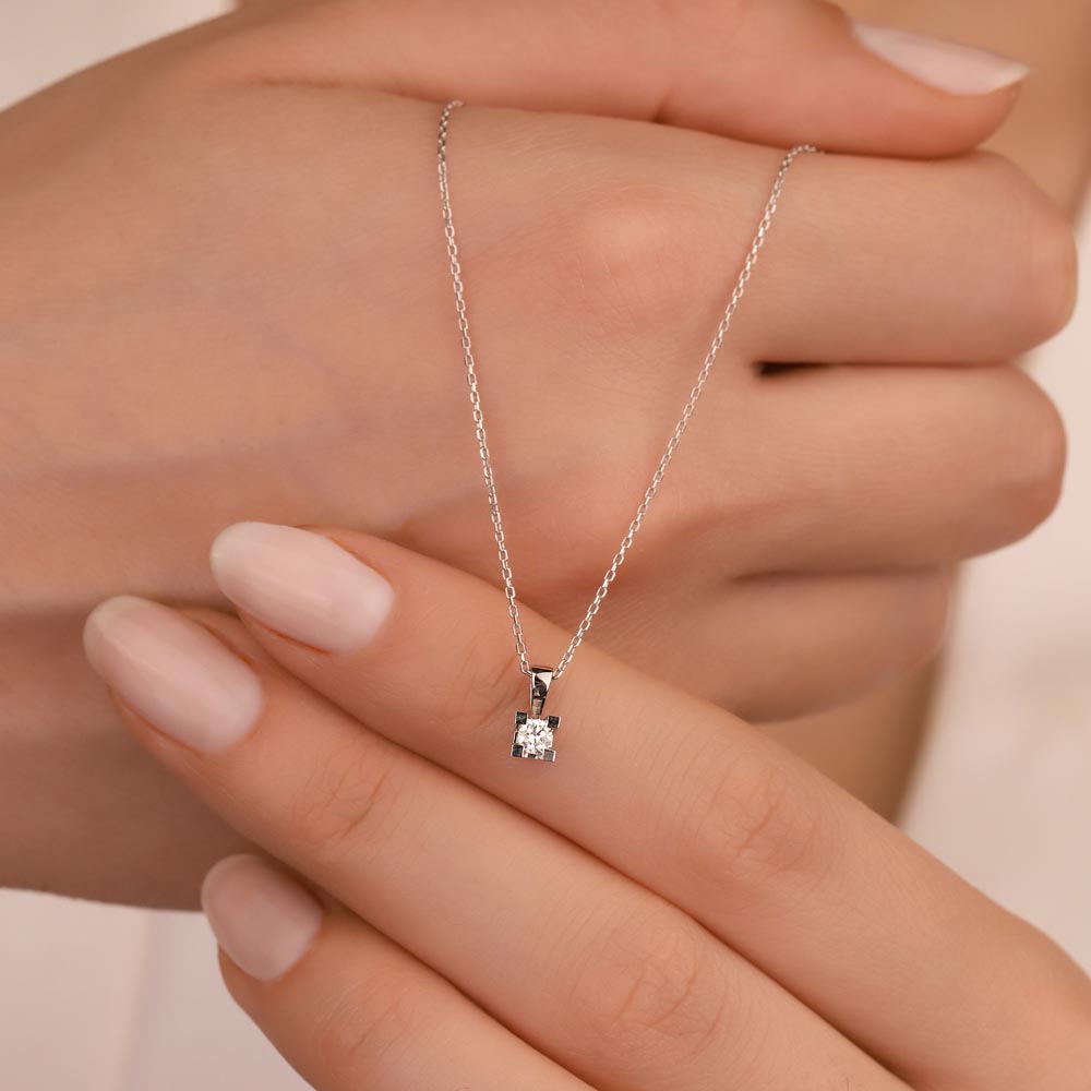 0,10 Karat Laboratuvar Pırlantalı Tektaş Kolye