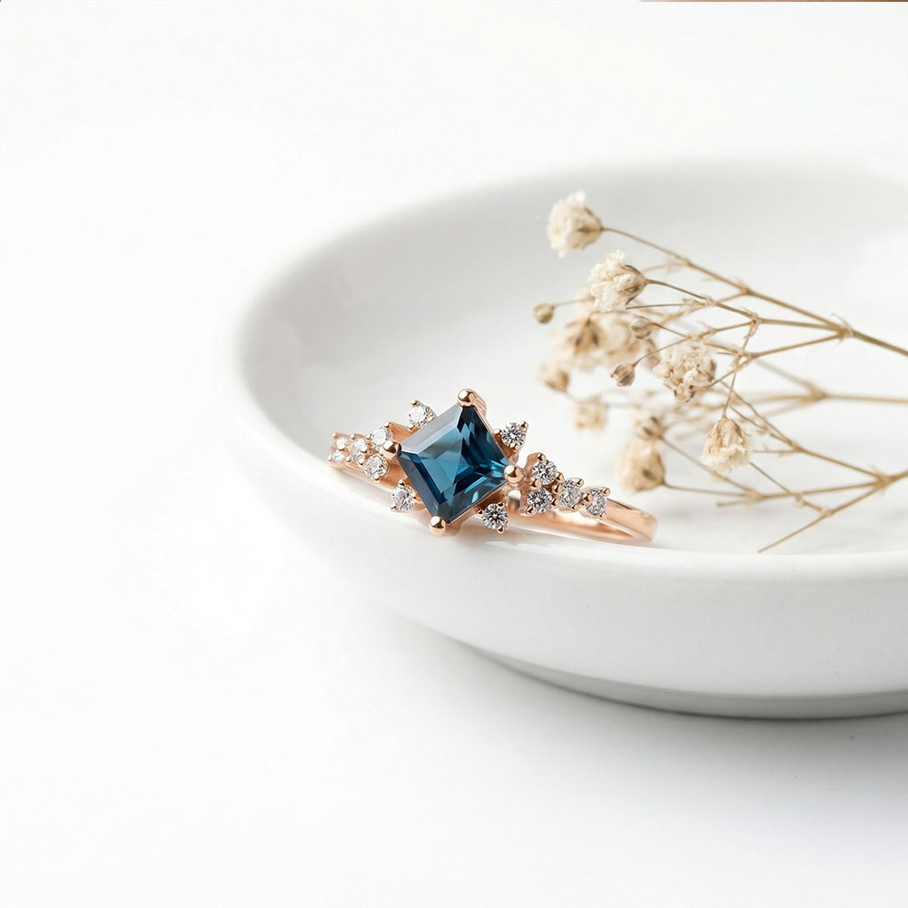 1,01 Karat Laboratuvar Pırlanta ve Prenses Kesim London Blue Topaz Vintage Aurora Tasarım Yüzük