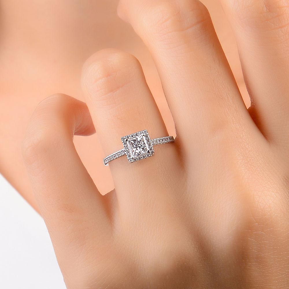 0.75 Karat Laboratuvar Pırlanta Prenses Kesim Halo Tektaş Yüzük