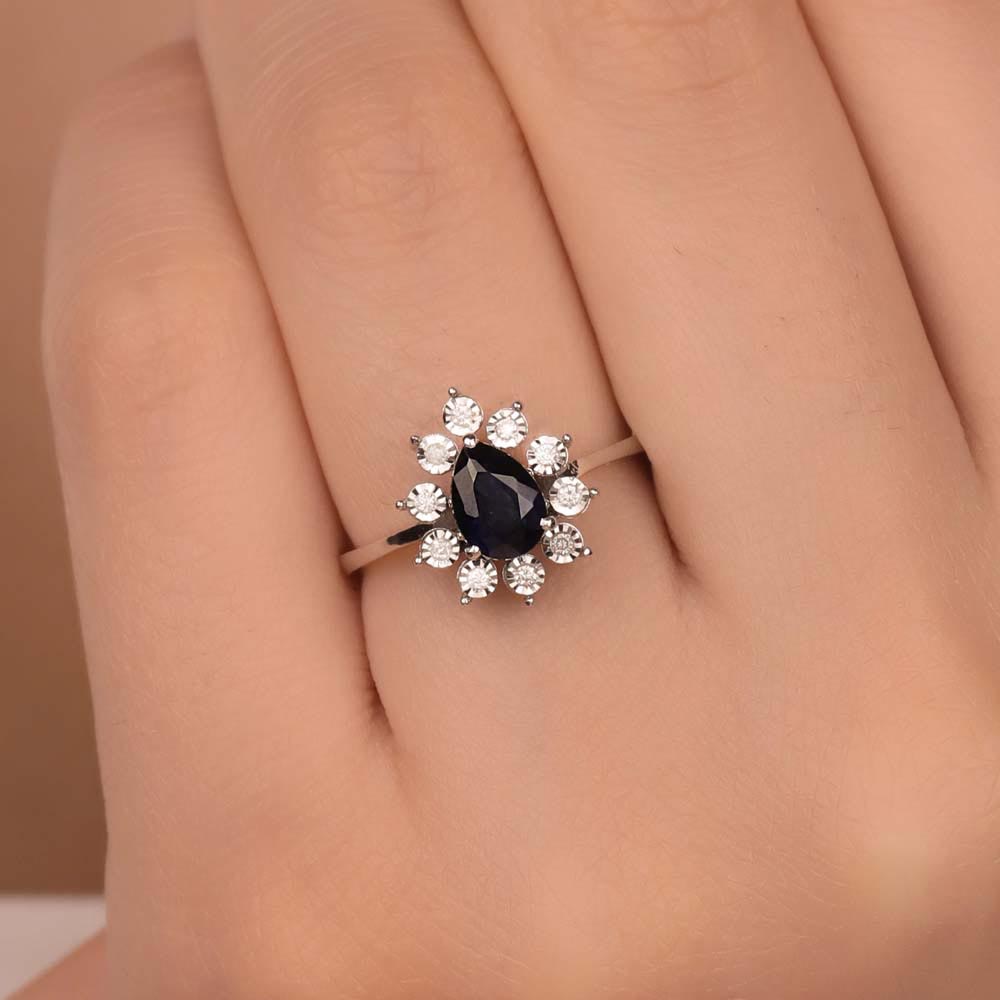 1,08 Karat Laboratuvar Pırlanta Kalem İşlemeli Damla Royale Safir Yüzük