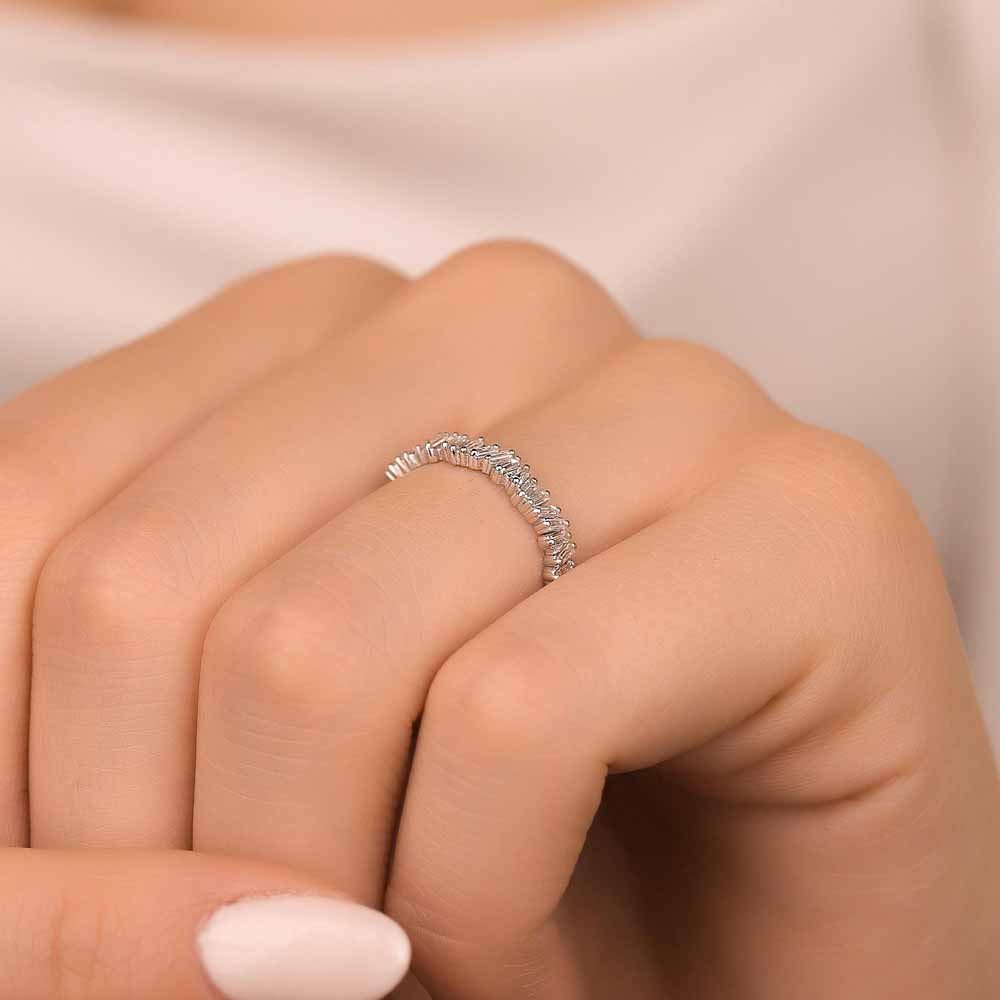 0.42 Karat Laboratuvar Pırlanta Özel Tasarım Çapraz Baget Yarımtur Yüzük
