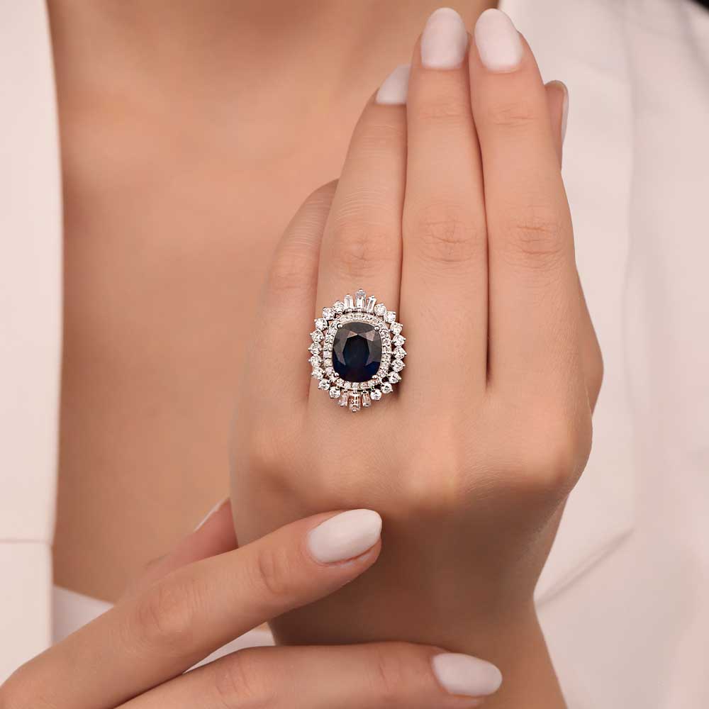 8,60 Karat Laboratuvar Pırlanta Cushion Kesim Mega Safir Yüzük